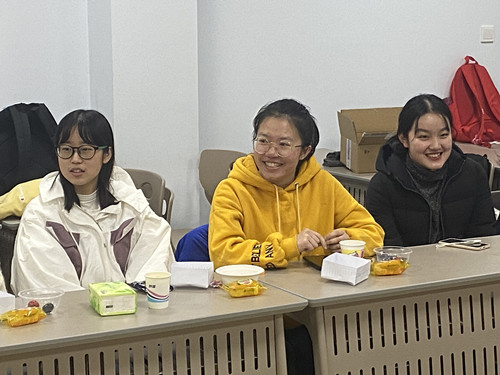 3、同学们与乔校长热情互动_副本.jpg 3、同学们与乔校长热情互动_副本.jpg