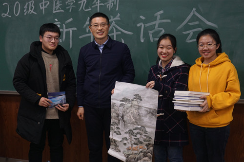 4、乔校长与同学们互赠礼物_副本.jpg 4、乔校长与同学们互赠礼物_副本.jpg